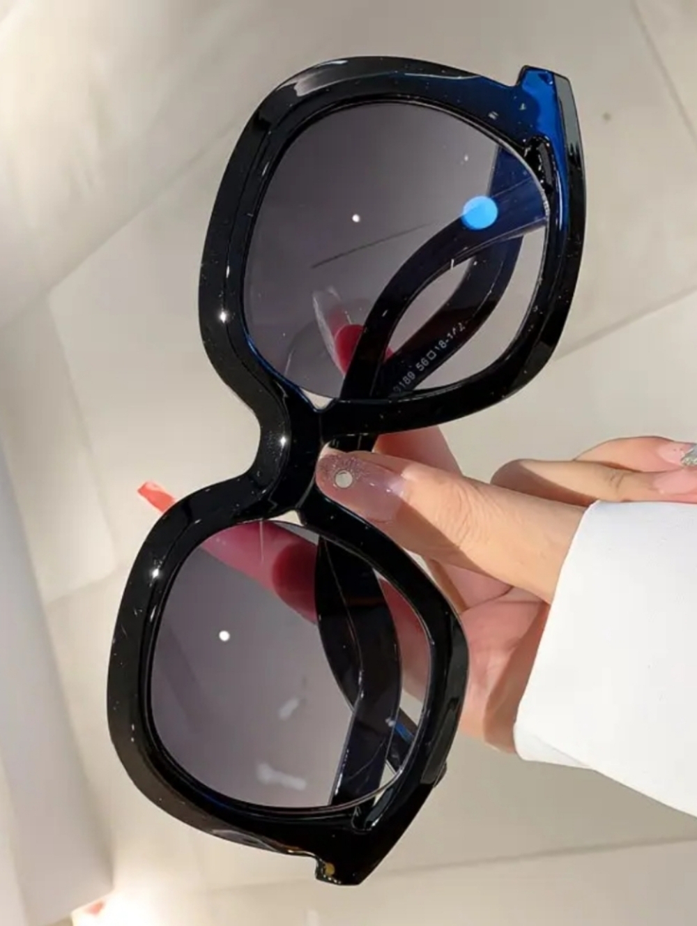 Women's Oversized Black Fashion Sunglasses - Picture 3 of 6